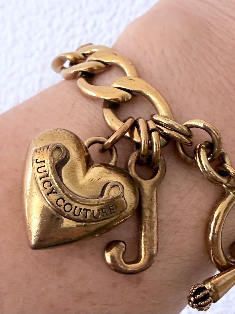 Juicy Couture Chunky Chain Puffy Heart Logo Charm Toggle Bracelet Gold Tone Y2K